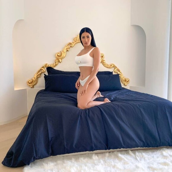 Simaria deixa corpo à mostra em foto