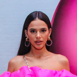 Bruna Marquezine tem cuidado do corpo com aulas virtuais