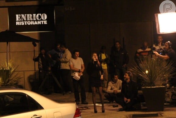 Maria Isis (Marina Ruy Barbosa) está trabalhando no restaurante quando José Alfredo (Alexandre Nero) aparece de surpresa e pede que ela entre no carro