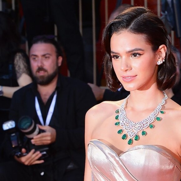 Bruna Marquezine comenta sobre cobranças por corpo