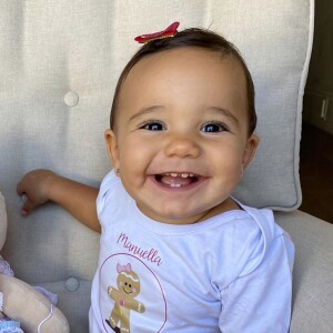 Com foto, Ticiane Pinheiro festeja 10 meses de Manu e sorriso de bebê encanta na web