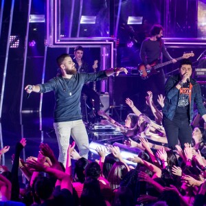 Zé Neto e Cristiano andaram em uma bicicleta diferentona e protagonizaram momentos hilários na live