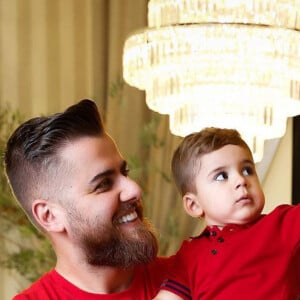 Filho de Zé Neto tem reação inusitada ao ver o pai sem barba e cabelo, 17 de maio de 2020