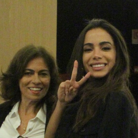 Mãe da Anitta rejeita polêmica após deixar de morar com a artista e posta vídeo se posicionando nesta quinta-feira, dia 21 de maio de 2020