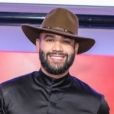 Gusttavo Lima foi comparado ao Zorro em meme na web por conta do figurino com capa e chapéu