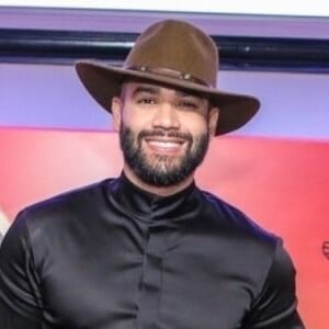 Gusttavo Lima foi comparado ao Zorro em meme na web por conta do figurino com capa e chapéu