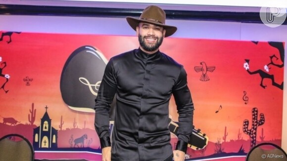 Gusttavo Lima foi comparado ao Zorro em meme na web por conta do figurino com capa e chapéu