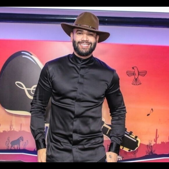 Gusttavo Lima foi comparado ao Zorro em meme na web por conta do figurino com capa e chapéu