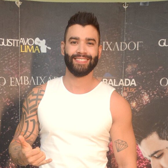 Gusttavo Lima brincou em live ao mudar letra de sua música: 'Abre a Porta que eu Sou Gay'