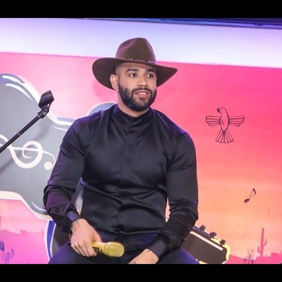 Gusttavo Lima homenageou Gabriel Diniz, propôs novo filho à mulher e foi comparado ao Zorro durante live