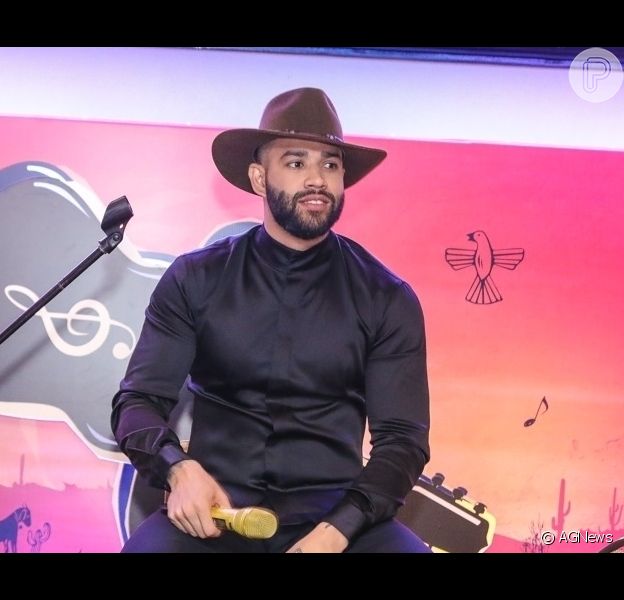 Gusttavo Lima homenageou Gabriel Diniz, propôs novo filho à mulher e foi comparado ao Zorro durante live