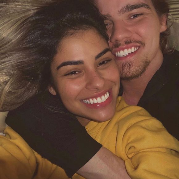Munik Nunes e Caio Cesar assumiram namoro