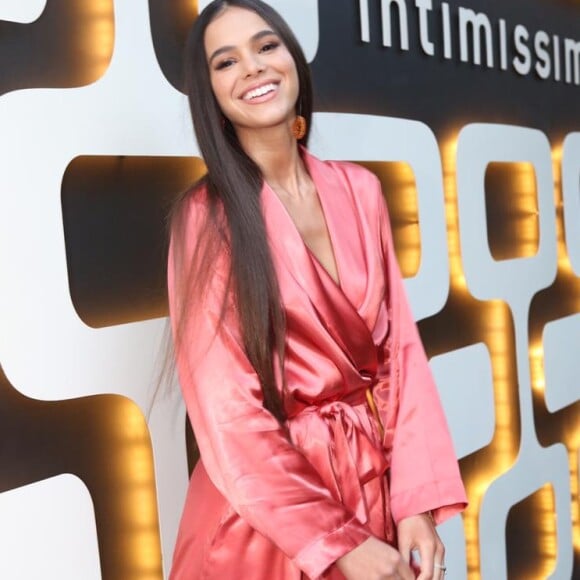 Bruna Marquezine faz foto para o Dia dos Namorados