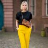 A camiseta básica preta com a calça alfaiataria amarela: fashion e perfeito para o office look