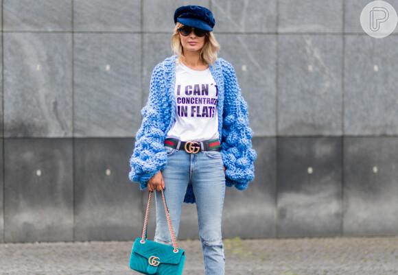 A camiseta pode vir com mensagens de acordo com o seu mood do dia e o casaco de lã ajuda a esquentar em dias frios