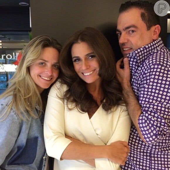 Giovanna Antonelli posa ao lado da assessora Piny Montoro e do hairstylist Marco Antônio de Biaggi