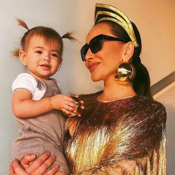 Sabrina Sato se vestiu de Xuxa para entreter a filha, Zoe, nesta quarta-feira, 3 de junho de 2020