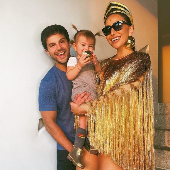 Sabrina Sato apareceu ao lado do noivo, Duda Nagle, e com filha, Zoe, no colo