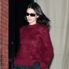 Kendall Jenner aposta em suéter de lá com plumas e calça de moletom para passeio noturno
