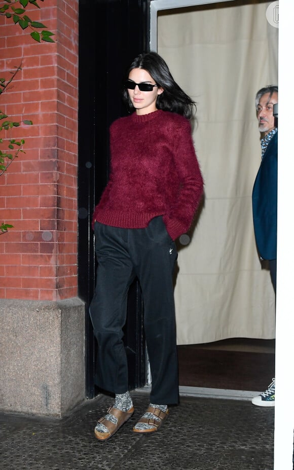 Foto: Kendall Jenner aposta em suéter de lá com plumas e calça de moletom  para passeio noturno - Purepeople