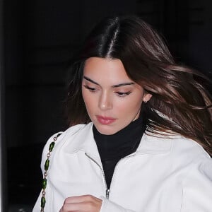 Kendall Jenner aposta em looks que marcam silhueta