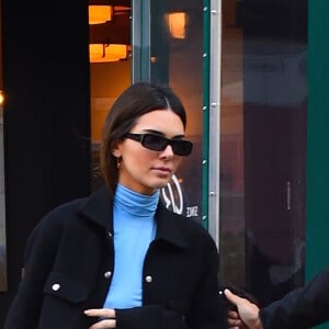 Kendall Jenner aposta em suéter de gola-alta e parka em look estiloso