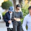 Kendall Jenner usa cropped e calça mom jeans dual cor que é tendência entre as fashionistas