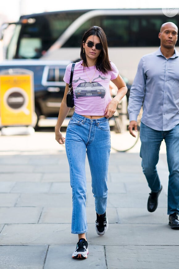 Kendall Jenner confere conforto e estilo com t-shirt descolada e calça mom jeans