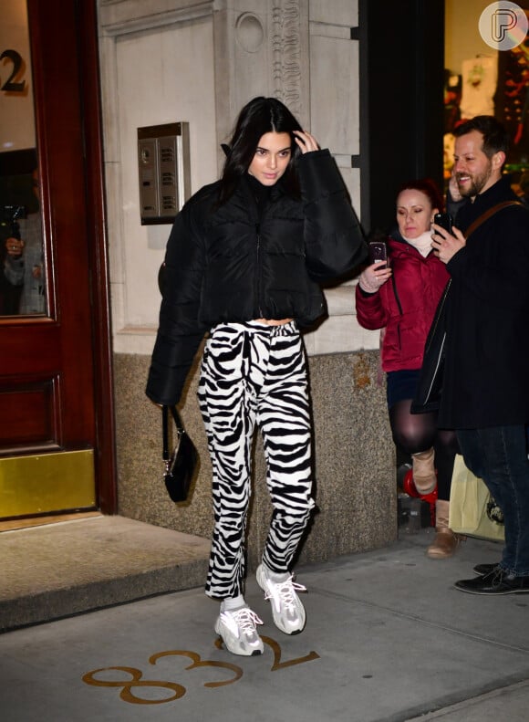 Kendall Jenner alia tendência animal print em street style
