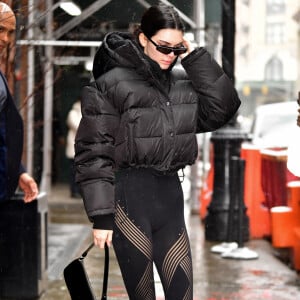 Kendall Jenner revisita tendência de look sporty com calça legging e casaco puffer em moda de rua