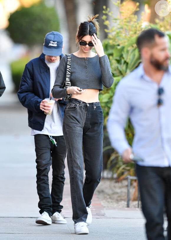 Kendall Jenner é clicada com cropped e mom jeans bicolor