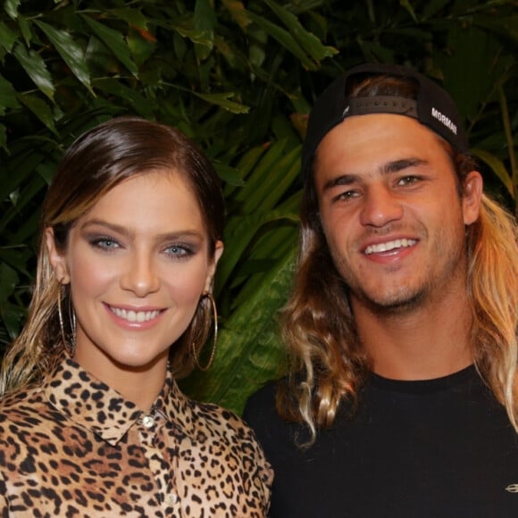 Isabella Santoni mostrou carro com malas ao lado do namorado, Caio Vaz