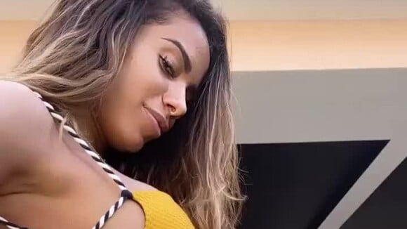 Namorado de Anitta é visto em vídeo postado pela 'Poderosa' quando a funkeira mostrou suas novas tatuagens, uma delas no bumbum