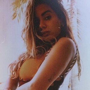 Anitta mostrou corpo em forma em foto de maiô