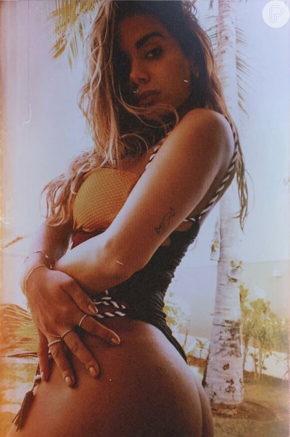 Anitta mostrou corpo em forma em foto de maiô