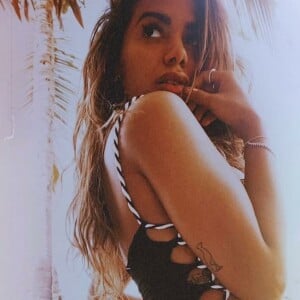 Anitta valorizou curvas em maiô trança reggae