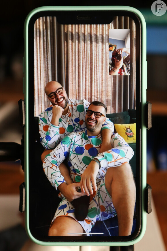 Tiago Abravanel faz fotos com marido para Dia dos Namorados