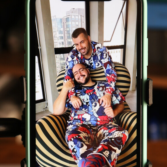 Tiago Abravanel posa em fotos com o marido