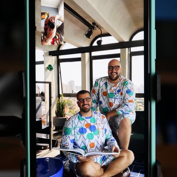 Tiago Abravanel e marido protagonizam campanha de Dia dos Namorados