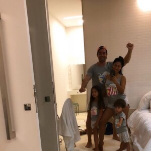 Simaria posa de pijamas iguais ao lado da família em foto