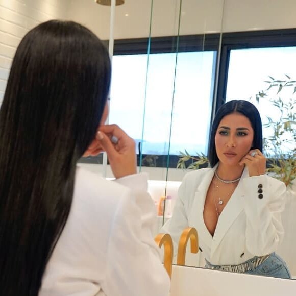 Simaria posa em banheiro de mansão