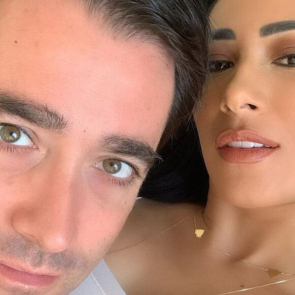 Simaria posa sem blusa em foto com o marido, Vicente, em 13 de junho de 2020