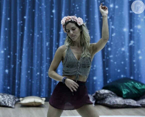 Giovanna Ewbank usou um figurino sexy durante o ensaio desta quarta-feira, 29 de outubro de 2014, para o quadro 'Dança dos Famosos', do 'Domingão do Faustão'