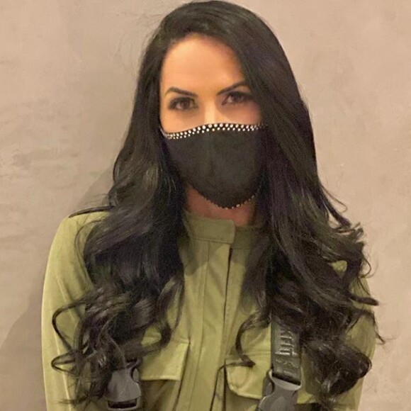 Graciele Lacerda usou uma máscara com cristais para se proteger do coronavírus