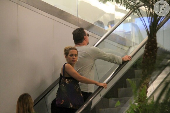 Adriano Garib e Analine Barros foram flagrados passeando em um shopping no fim de março de 2013
