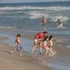 Bianca Rinaldi foi à praia com as filhas Beatriz e Sofia nesta semana