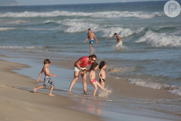 Bianca Rinaldi foi à praia com as filhas Beatriz e Sofia nesta semana