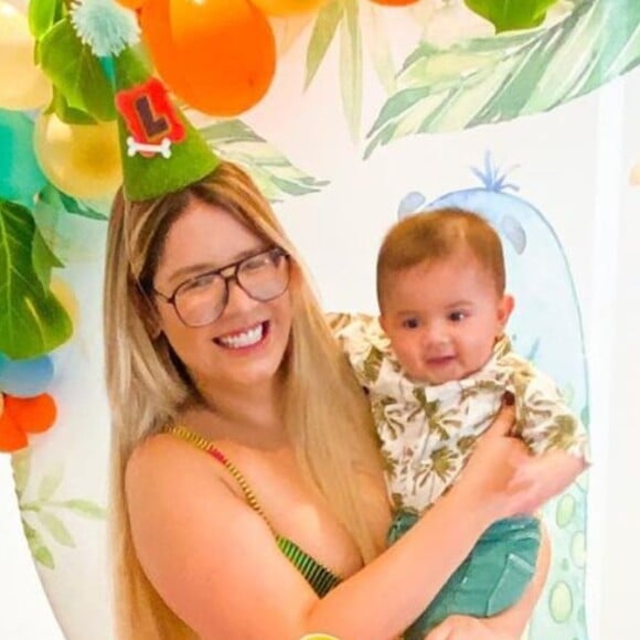 Marília Mendonça filma filho, Léo, comendo na introdução alimentar