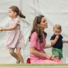 Filhos de Kate Middleton, George, Charlotte e Louis impressionaram internautas por tamanhom em foto