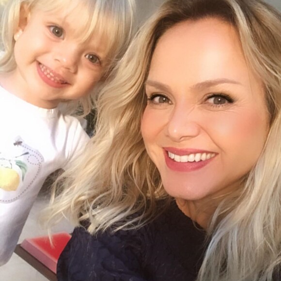 Filha de Eliana, Manuela encantou Xuxa pela beleza